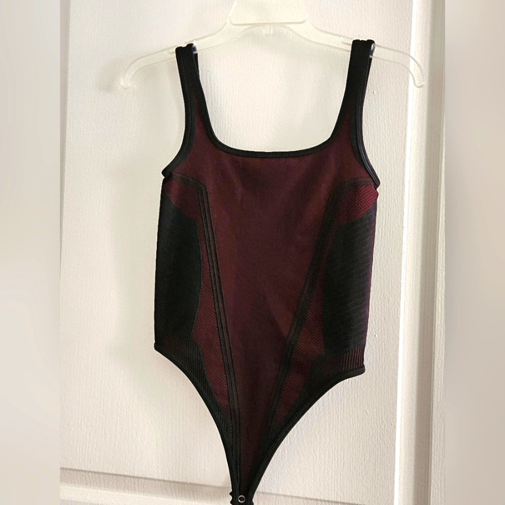 The Giving Movement Contrast Scoop Neck Bodysuit In Blood Stone Sz Small